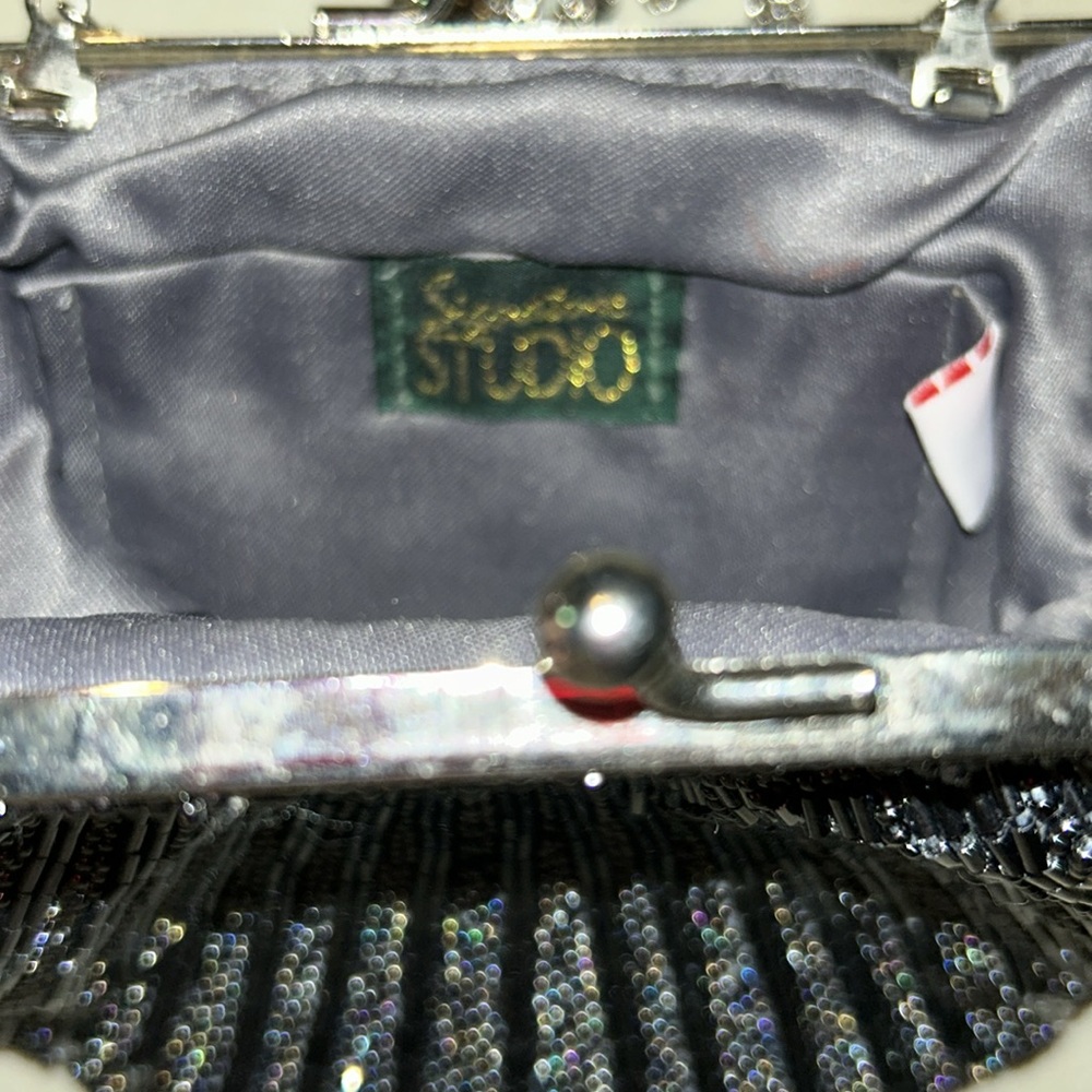 Black shell shaped clutch with chain strap. - Picture 3 of 4